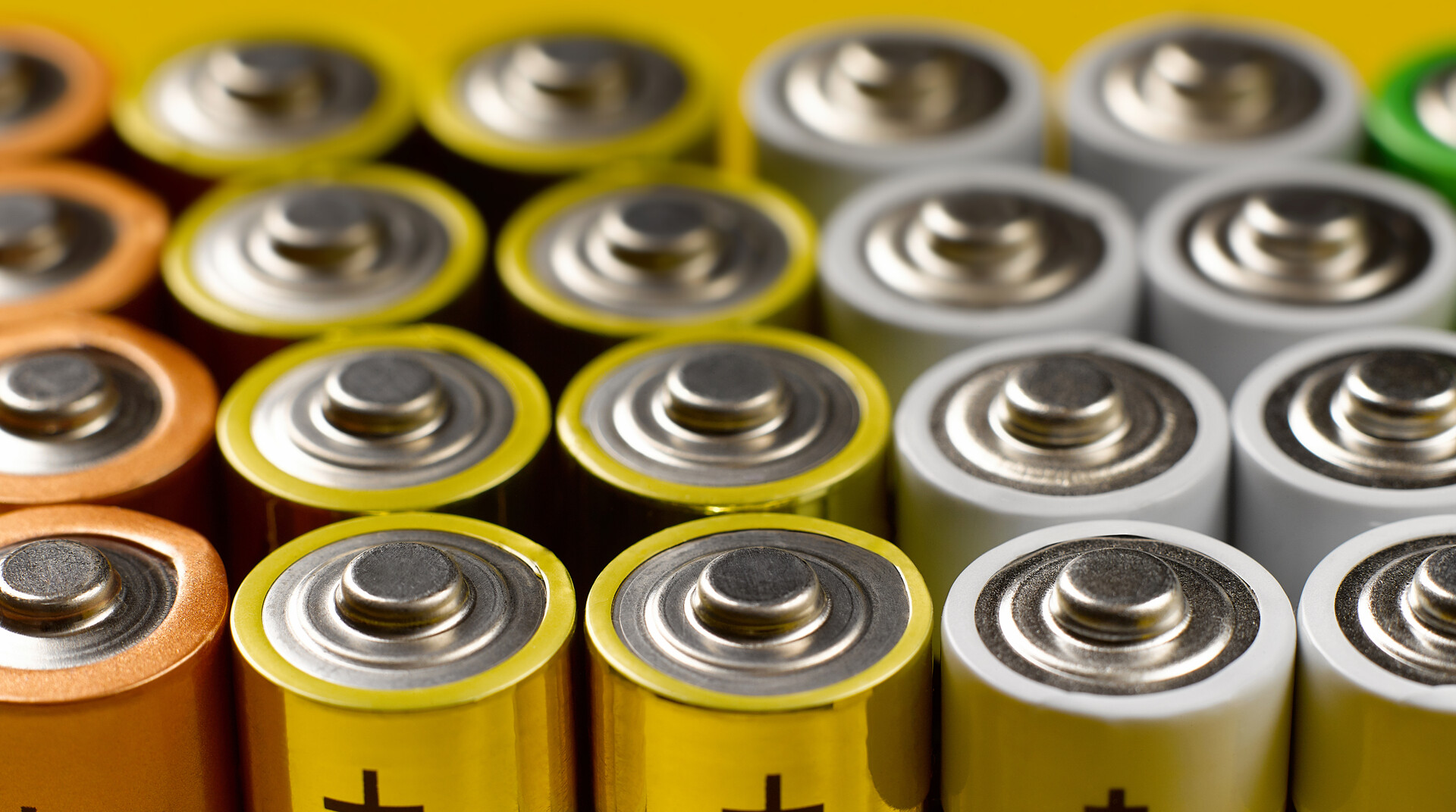 <p class="MsoNoSpacing">Aluminum-Ion Batteries Charge Faster, Last Longer</p>
